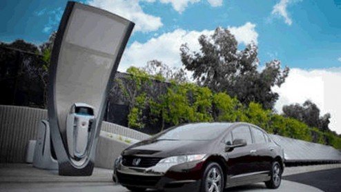 Honda heeft een nieuw prototype waterstofstation met zonnecellen in gebruik genomen. Het is ontworpen voor de thuisproductie van waterstof en past bijvoorbeeld in een garage van normale afmetingen. Br