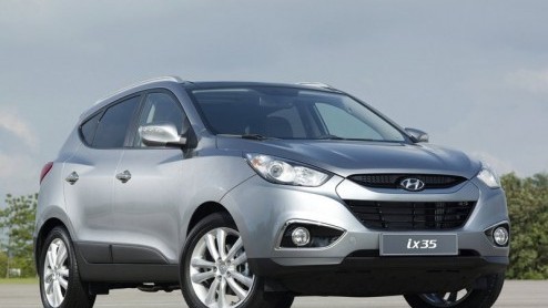 De langverwachte iX35 van Hyundai maakt vanaf dit voorjaar zijn entree bij de dealers. Toch prettig om te weten wat de nieuwe compacte SUV met een crossoversaus moet gaan kosten. De vanafprijs bedraag
