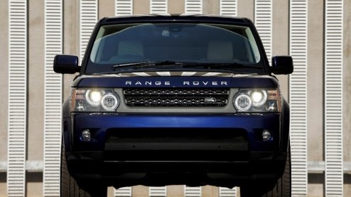 Land Rover introduceert gewijzigde basisuitvoeringen van de Discovery 4 en Range Rover Sport. De Britse terreinreuzen krijgen extra uitrusting en ook doet er een minder krachtige 3.0 TDV6 zijn intrede