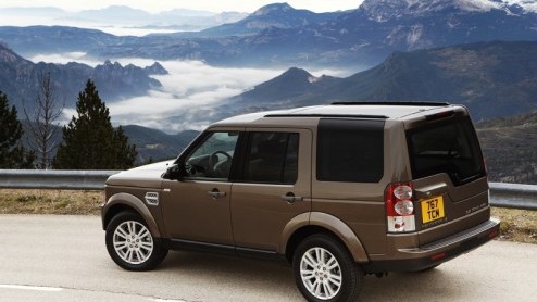 Land Rover introduceert gewijzigde basisuitvoeringen van de Discovery 4 en Range Rover Sport. De Britse terreinreuzen krijgen extra uitrusting en ook doet er een minder krachtige 3.0 TDV6 zijn intrede
