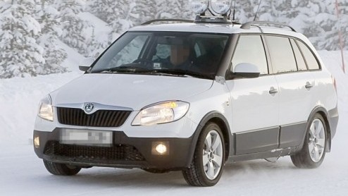 Dat Skoda de huidige Fabia flink aanprijst met actiemodellen heeft een goede reden; de facelift komt er aan! De Tsjechen boetseren een iets steviger neusje, en dat geldt ook voor de Fabia Scout Combi 