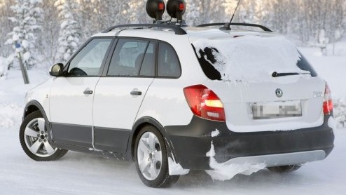 Dat Skoda de huidige Fabia flink aanprijst met actiemodellen heeft een goede reden; de facelift komt er aan! De Tsjechen boetseren een iets steviger neusje, en dat geldt ook voor de Fabia Scout Combi 