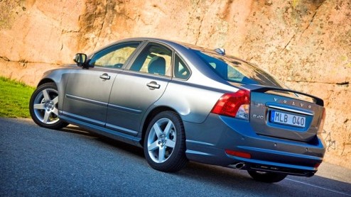Per direct heeft Volvo de S40 en V50 Advantage en Sport aan de instap-een-punt-zes benzinemotor gekoppeld. Van de Advantage modellen weten we dat deze meer luxe combineren met een lagere prijs. Dat is