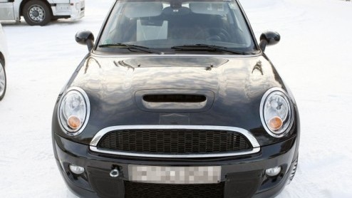 Het lijkt er op dat de MINI Clubman voortaan een beetje op de Countryman wil gaan lijken. Onze spionagefotograaf signaleerde in winterse kou een ogenschijnlijke MINI Clubman S, maar met een iets stoer