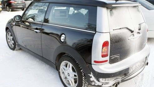 Het lijkt er op dat de MINI Clubman voortaan een beetje op de Countryman wil gaan lijken. Onze spionagefotograaf signaleerde in winterse kou een ogenschijnlijke MINI Clubman S, maar met een iets stoer