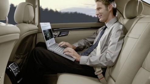 Internetten vanuit de auto, het lijkt nu toch echt mogelijk te zijn. Mercedes-Benz introduceert de InCar Hotspot, waarmee in de (rijdende) auto een snelle en stabiele internetverbinding wordt gecreer