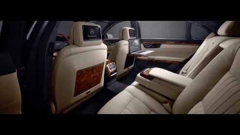 Internetten vanuit de auto, het lijkt nu toch echt mogelijk te zijn. Mercedes-Benz introduceert de InCar Hotspot, waarmee in de (rijdende) auto een snelle en stabiele internetverbinding wordt gecreer