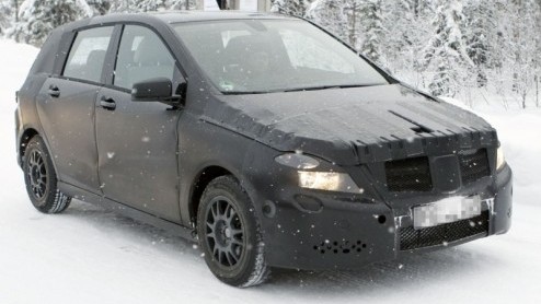 Bingo! Dit zijn nieuwe beelden van de nieuwe Mercedes-Benz B-Klasse. De compacte telg van Das Haus staat gepland voor eind 2011 en belooft onder meer aansluiting te zoeken bij de gevestigde premium ha