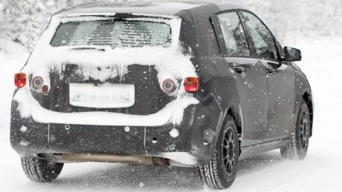Bingo! Dit zijn nieuwe beelden van de nieuwe Mercedes-Benz B-Klasse. De compacte telg van Das Haus staat gepland voor eind 2011 en belooft onder meer aansluiting te zoeken bij de gevestigde premium ha