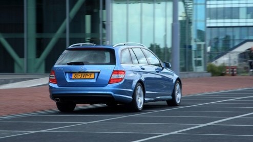 Mercedes-Benz is op dreef met efficinte, direct ingespoten CGI-motoren. De nieuwste exemplaren zijn de 180 en 200 CGI, die (deels) na hun entree in de E-Klasse voortaan ook in de C-Klasse worden gele