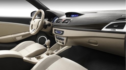 Het is regelrechte cabriotijd bij Renault. Na de digitale onthulling van de compacte Wind is het plots nu tijd voor de laatste telg uit de Mgane-familie, de Renault Mgane Coupe-Cabriolet! Geheel nie