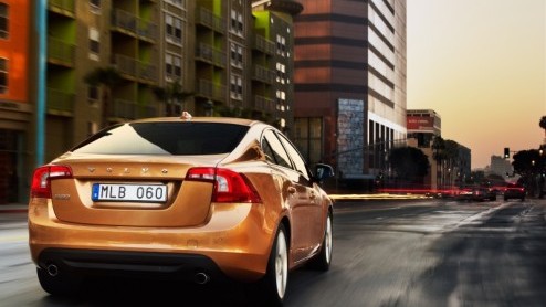 De nieuwe Volvo S60 nadert zijn 'onthulling'. Hoewel de kersverse middenklasser al meerdere malen is besproken, hebben de Zweden nog genoeg details in petto. Zo bedraagt de vanafprijs ongeveer 36 mill