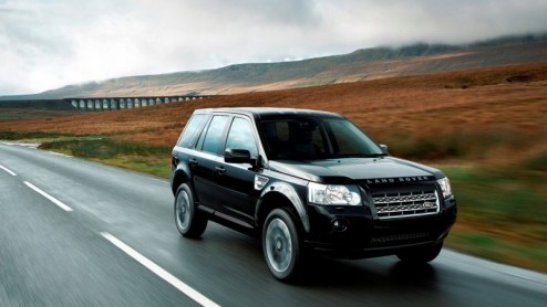 Land Rover gaat met de Freelander 2 Sport op de sportieve tour. Deze vlot getemde uitvoering staat vanaf februari in de showroom en is uniek aangekleed met onder meer 19 inch lichtmetaal en een two-to