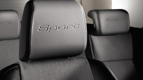 Land Rover gaat met de Freelander 2 Sport op de sportieve tour. Deze vlot getemde uitvoering staat vanaf februari in de showroom en is uniek aangekleed met onder meer 19 inch lichtmetaal en een two-to