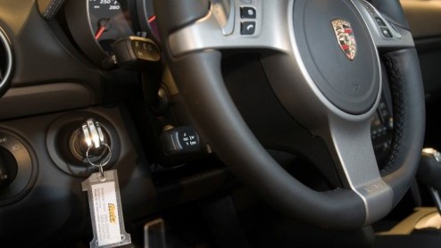 Helemaal weg van een Porsche, maar een te grote aanslag op het besteedbaar budget? Dan heeft Hertz voortaan de (tijdelijke) oplossing: huur een Cayman bij Hertz!
