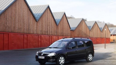 Dacia breidt het aantal uitvoeringen van de Sandero en de Logan MCV tijdelijk uit met de Blackline. Deze gelimiteerde uitvoering is opgeleukt met luxe en accessoires waarbij zwart de toon zet. Ze zijn