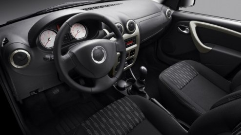 Dacia breidt het aantal uitvoeringen van de Sandero en de Logan MCV tijdelijk uit met de Blackline. Deze gelimiteerde uitvoering is opgeleukt met luxe en accessoires waarbij zwart de toon zet. Ze zijn