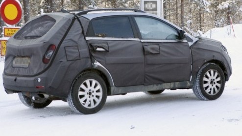 In onze regio is het merk SsangYong zo goed als uitgestorven, maar dat betekent niet dat we van de Koreanen niets meer horen en zien. Tijdens wintertests in Zweden reed namelijk een nieuwe crossover v