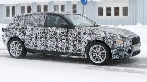 Na een facelift van de huidige BMW 1-serie in 2007 is het volgend jaar weer tijd dat een nieuwe generatie het stokje overneemt. Ook, of liever gezegd juist in deze kou gingen de testrijders op pad met