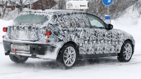 Na een facelift van de huidige BMW 1-serie in 2007 is het volgend jaar weer tijd dat een nieuwe generatie het stokje overneemt. Ook, of liever gezegd juist in deze kou gingen de testrijders op pad met