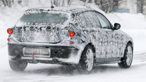 Na een facelift van de huidige BMW 1-serie in 2007 is het volgend jaar weer tijd dat een nieuwe generatie het stokje overneemt. Ook, of liever gezegd juist in deze kou gingen de testrijders op pad met
