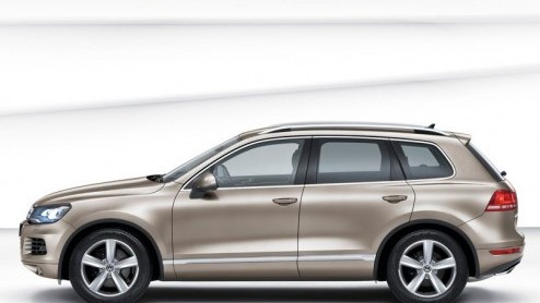 De Volkswagen Touareg staat op het punt te worden opgevolgd. Voorafgaand aan de onthulling in Genve zijn dit de eerste beelden en details van de Duitse SUV. Dan blijkt de Touareg nog altijd imposant,