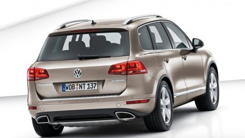 De Volkswagen Touareg staat op het punt te worden opgevolgd. Voorafgaand aan de onthulling in Genve zijn dit de eerste beelden en details van de Duitse SUV. Dan blijkt de Touareg nog altijd imposant,