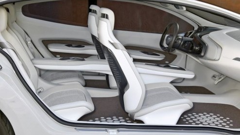 Na twee puzzelstukjes is het mysterie vanaf nu opgelost. Dit is de Kia Ray concept; een vierdeurs middenklasser met coupe-trekjes en een hybride aandrijflijn onder de kap.