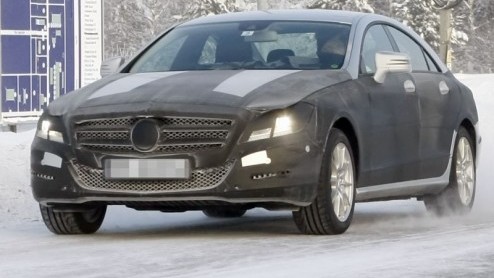 Dit zijn nieuwe beelden van de komende generatie Mercedes-Benz CLS. Ondanks het winterweer heeft het prototype wat van zijn bedekte outfit ontdaan en staat onze cameralens opnieuw oog in oog met deze 