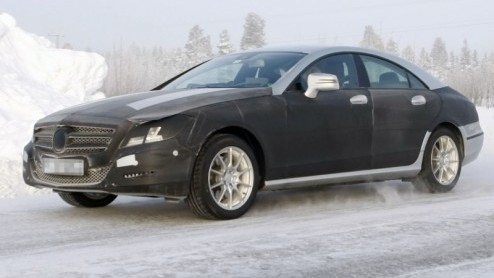 Dit zijn nieuwe beelden van de komende generatie Mercedes-Benz CLS. Ondanks het winterweer heeft het prototype wat van zijn bedekte outfit ontdaan en staat onze cameralens opnieuw oog in oog met deze 