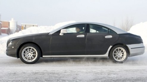 Dit zijn nieuwe beelden van de komende generatie Mercedes-Benz CLS. Ondanks het winterweer heeft het prototype wat van zijn bedekte outfit ontdaan en staat onze cameralens opnieuw oog in oog met deze 