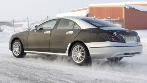 Dit zijn nieuwe beelden van de komende generatie Mercedes-Benz CLS. Ondanks het winterweer heeft het prototype wat van zijn bedekte outfit ontdaan en staat onze cameralens opnieuw oog in oog met deze 