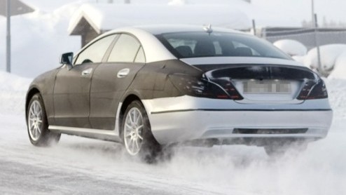 Dit zijn nieuwe beelden van de komende generatie Mercedes-Benz CLS. Ondanks het winterweer heeft het prototype wat van zijn bedekte outfit ontdaan en staat onze cameralens opnieuw oog in oog met deze 