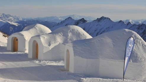 Voor het vierde jaar op rij staat de Kitzsteinhorn in Kaprun weer in het teken van het Volvo Ice Camp, een heus iglodorp op 2.500 meter hoogte. Dit jaar met de vernieuwde C30 als stralend middelpunt. 