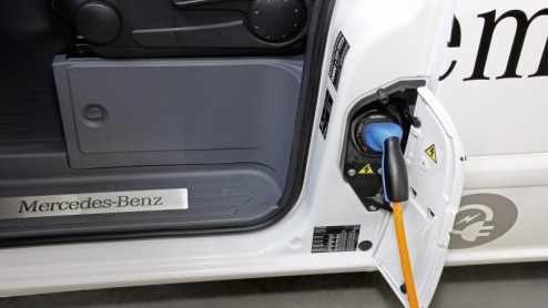 Elektrisch rijden moet ook in een bestelbus kunnen, vindt Mercedes-Benz. Het merk presenteert een Vito met batterijpakket, bedoeld om het begin van een tijdperk van emissievrije mobiliteit in de beste