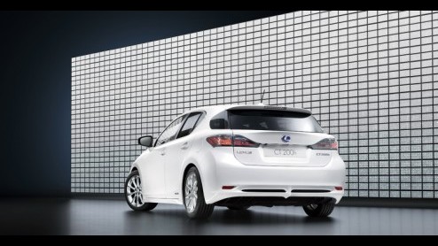 Zes maanden na de onthulling van de LF-Ch-concept zal Lexus de nieuwe CT 200h Hybrid onthullen tijdens de Autosalon van Genve 2010. De Compact Tourer is uitgerust met de alweer tweede generatie Lexus