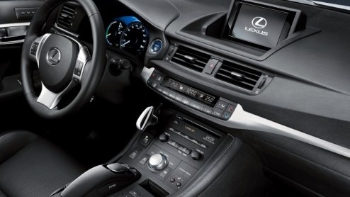 Zes maanden na de onthulling van de LF-Ch-concept zal Lexus de nieuwe CT 200h Hybrid onthullen tijdens de Autosalon van Genve 2010. De Compact Tourer is uitgerust met de alweer tweede generatie Lexus