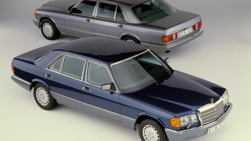 Voor de n is het gewoon een S-Klasse, de ander noemt m bij zijn precieze naam; de W126. Feit is dat deze generatie van het Mercedes-Benz vlaggenschip precies dertig jaar geleden voor het eerst va