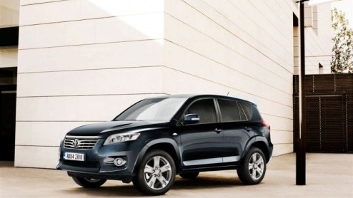 Toyota zet de RAV4 wederom in een nieuw daglicht. Na een kleine opfriskuur in 2009 ziet de RAV4 er vanaf dit voorjaar weer iets flitsender uit. De vernieuwing voor 2010 zit vooral in de neus. Op de Au