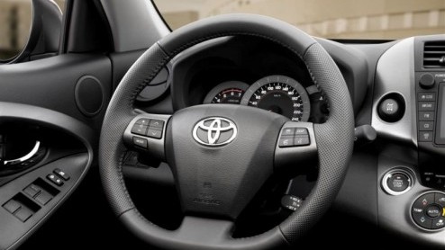 Toyota zet de RAV4 wederom in een nieuw daglicht. Na een kleine opfriskuur in 2009 ziet de RAV4 er vanaf dit voorjaar weer iets flitsender uit. De vernieuwing voor 2010 zit vooral in de neus. Op de Au