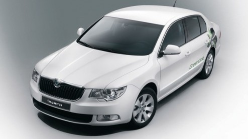 Skoda maakt de spaarzame Superb Greenline nog aantrekkelijker. Zo wordt de prijs verlaagd en daarnaast is het beenruimtewonder er voor een kleine meerprijs als Business Line.