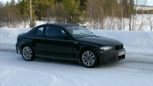 BMW werkt aan de uitbreiding van de 1-serie. Dat er een cabriolet komt naast de binnenkort verschijnende driedeurs was al uitgelekt, maar er komt ook een echte 1 coup, zo laten de fotos van de hier