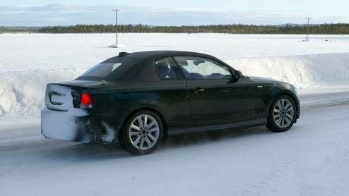 BMW werkt aan de uitbreiding van de 1-serie. Dat er een cabriolet komt naast de binnenkort verschijnende driedeurs was al uitgelekt, maar er komt ook een echte 1 coup, zo laten de fotos van de hier