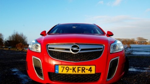 Een Auto van het Jaar is van alle markten thuis. Dus heeft Opel voor de Insignia ook een sportieve OPC-versie gereed staan. De zakelijke middenklasser wordt met een agressieve uitstraling, 325 pk uit