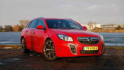 Een Auto van het Jaar is van alle markten thuis. Dus heeft Opel voor de Insignia ook een sportieve OPC-versie gereed staan. De zakelijke middenklasser wordt met een agressieve uitstraling, 325 pk uit