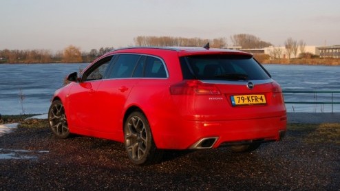 Een Auto van het Jaar is van alle markten thuis. Dus heeft Opel voor de Insignia ook een sportieve OPC-versie gereed staan. De zakelijke middenklasser wordt met een agressieve uitstraling, 325 pk uit
