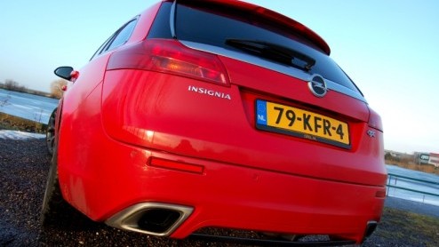 Een Auto van het Jaar is van alle markten thuis. Dus heeft Opel voor de Insignia ook een sportieve OPC-versie gereed staan. De zakelijke middenklasser wordt met een agressieve uitstraling, 325 pk uit