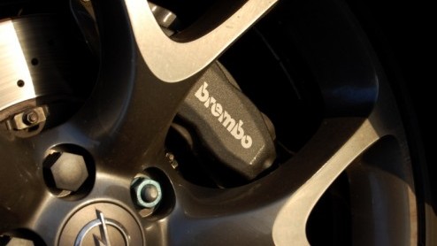Een Auto van het Jaar is van alle markten thuis. Dus heeft Opel voor de Insignia ook een sportieve OPC-versie gereed staan. De zakelijke middenklasser wordt met een agressieve uitstraling, 325 pk uit
