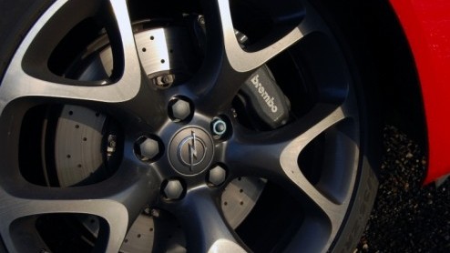 Een Auto van het Jaar is van alle markten thuis. Dus heeft Opel voor de Insignia ook een sportieve OPC-versie gereed staan. De zakelijke middenklasser wordt met een agressieve uitstraling, 325 pk uit