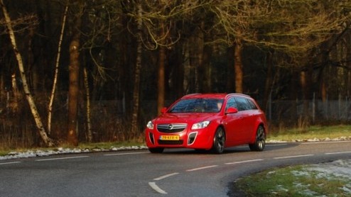 Een Auto van het Jaar is van alle markten thuis. Dus heeft Opel voor de Insignia ook een sportieve OPC-versie gereed staan. De zakelijke middenklasser wordt met een agressieve uitstraling, 325 pk uit